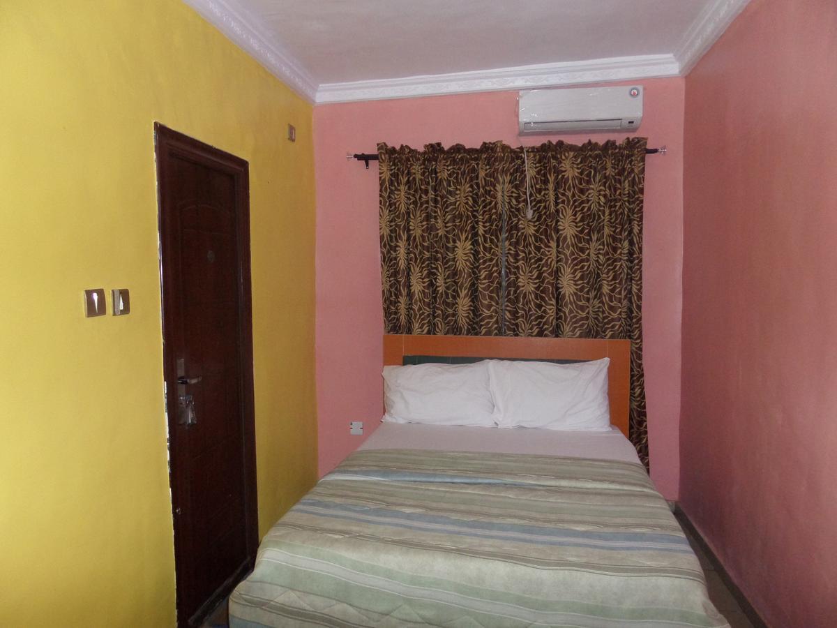 เดอ โซน โฮเต็ล ลิมิเต็ด Hotel Ikotun ภายนอก รูปภาพ
